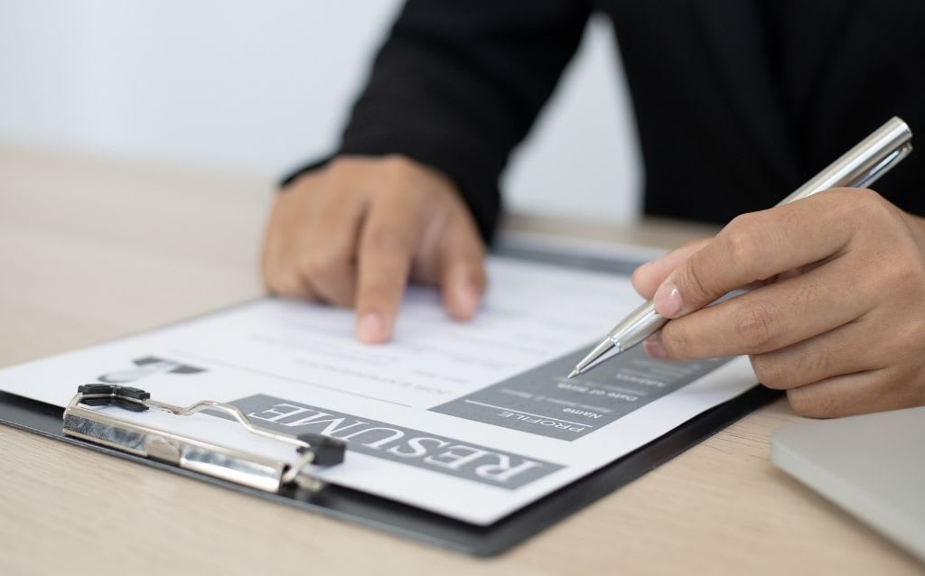 Cómo diligenciar un currículum para operario de producción